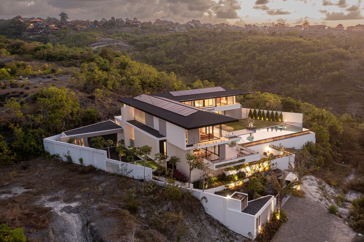 Luxury villa with mountain views and pool - Soulberg Estates