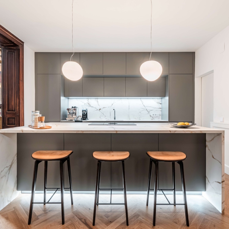 Fully equipped kitchen with breakfast nook and bar in Mallorca historic duplex